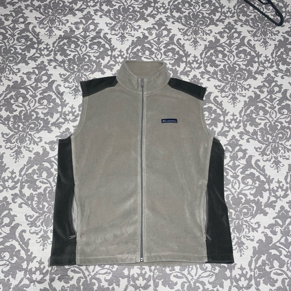 Columbia Gray Vest with Stand-Up Collar and Full-Length Zipper